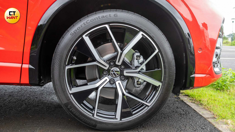 430 TSI R-Line Performance車型配備20吋的鋁圈與輪胎。（圖╱劉耿豪攝）