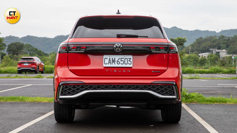 車尾為全新貫穿式LED 3D幾何序列式動態尾燈。（圖╱劉耿豪攝）