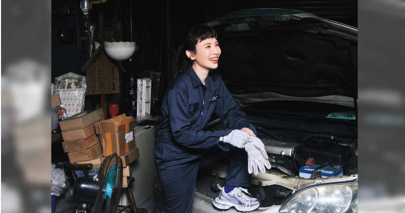 魏如萱以修車店老闆之姿登場。（圖／台視提供）