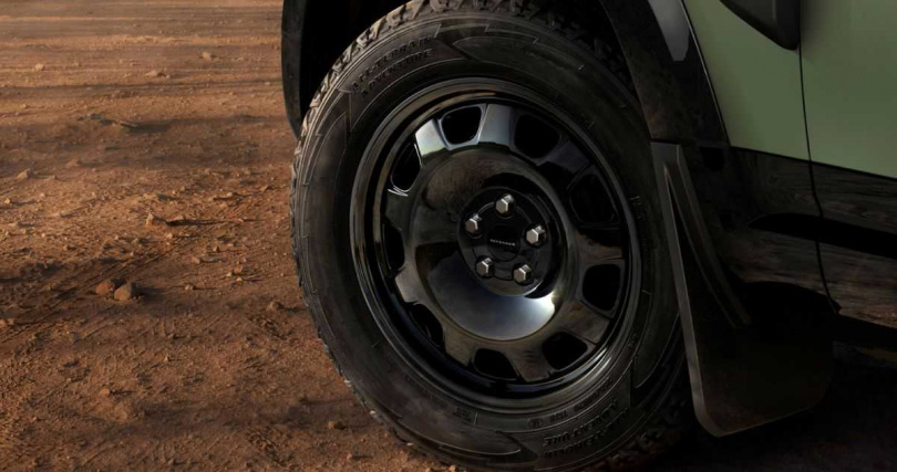 全新 26 年式 Defender 110 Trophy Edition 限定版將以精心設計的探險規格登場，提供兩款傳承經典的主題配色選項，沙光深黃 (Deep Sandglow Yellow) 與凱西克綠 (Keswick Green)，歡慶 Defender 重啟全球探險挑戰。（圖／Defender提供）