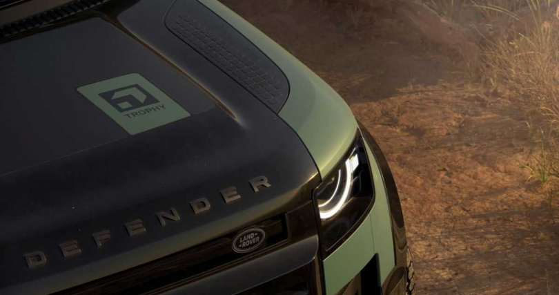 全新 26 年式 Defender 110 Trophy Edition 限定版將以精心設計的探險規格登場，提供兩款傳承經典的主題配色選項，沙光深黃 (Deep Sandglow Yellow) 與凱西克綠 (Keswick Green)，歡慶 Defender 重啟全球探險挑戰。（圖／Defender提供）
