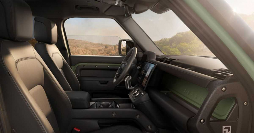 全新 26 年式 Defender 110 Trophy Edition 限定版將以精心設計的探險規格登場，提供兩款傳承經典的主題配色選項，沙光深黃 (Deep Sandglow Yellow) 與凱西克綠 (Keswick Green)，歡慶 Defender 重啟全球探險挑戰。（圖／Defender提供）