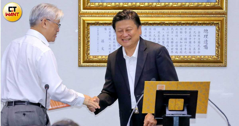 傅崐萁挺過民進黨大惡罷，笑著接受夏立言的祝賀（圖／周志龍攝）