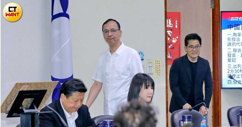 歷經首波大罷免完勝後，朱立倫步入常會廳現場就響起熱烈掌聲，緊跟在後的秘書長黃健庭也笑開懷（圖／周志龍攝）