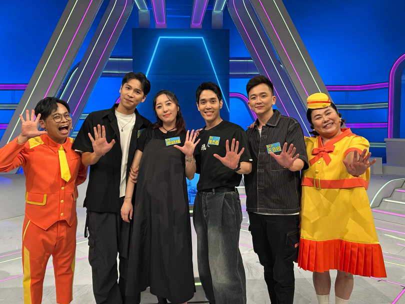 張皓羽（左二起）與準媽媽五熊及陳彥嘉、朱宣翰，希望懷兒子帶財搶百萬。（圖／公視台語台提供）