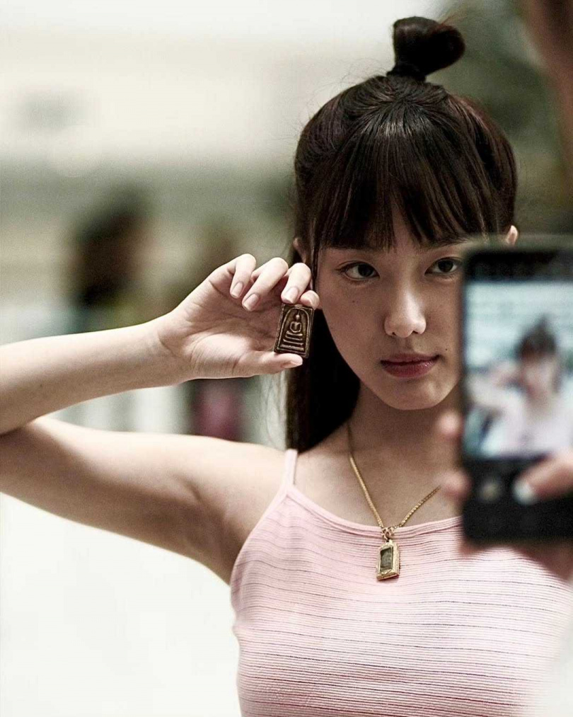 《佛牌爭奪戰》女主角小梅身為佛牌大師女兒,渴望成為女性佛牌大師。(圖/翻攝自Korranid Laosubinprasoet IG)