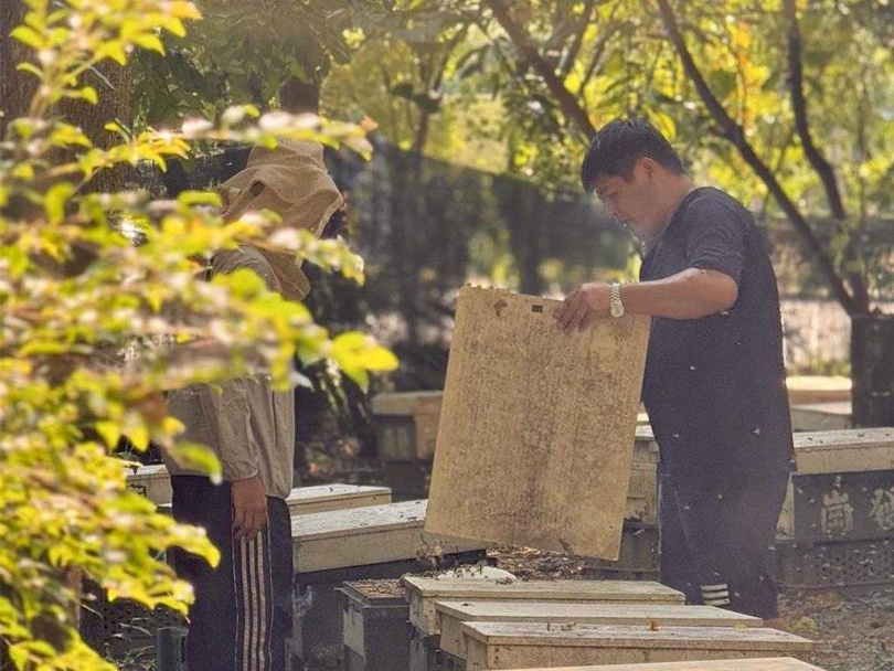 2025年拿下全國評鑑蜂蜜獎、高市龍眼蜂蜜評鑑頭等獎的崗發蜂蜜業者王祈發表示,得獎很開心,但背後也付出不少辛酸血淚。(圖/崗發蜂蜜提供)