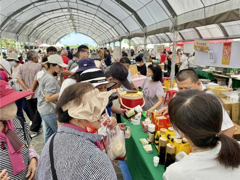 高雄大崗山龍眼蜂蜜文化節16日於大崗山如意公園開幕,現場數10間攤位展售新鮮蜂蜜產品。(圖/中國時報紀爰攝)