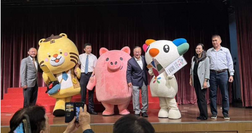 北市公車聯營管理委員會及新北市公車客運商業同業公會2日攜手6家電子支付業者共同宣布，未來民眾將可使用手機QR CODE支付掃碼搭公車。現場悠遊卡公司、街口支付公司及全支付公司的吉祥物齊聚一堂，相當可愛。（圖／徐佑昇攝）