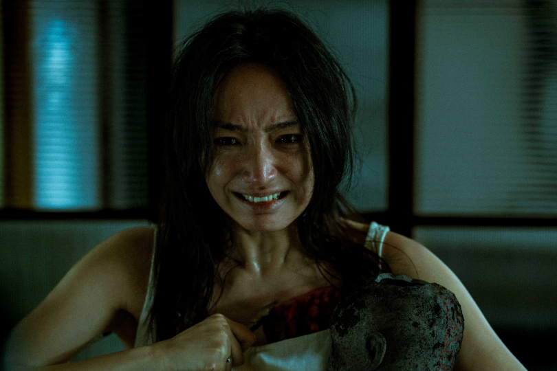 蔡思韵力拚「新一代鬼后」,刀割胸口獻祭展現入魔演技。(圖/天予電影提供)