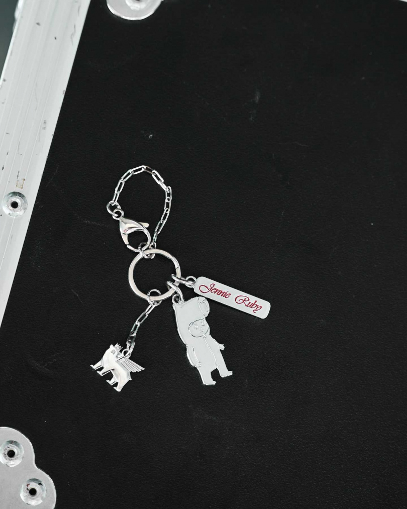 聯名吸管隨手杯隨附吊飾NINIBARA。（圖／永新瓦提供）