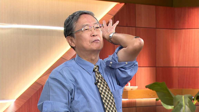 馬西屏手腦並用反手抓硬幣。(圖/年代提供)