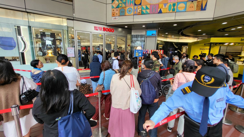 首日早上開門前就引發一堆排隊人潮,等衝首日限量最低價(圖/周志龍攝影)