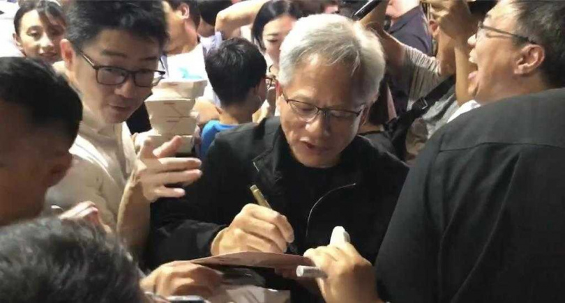黃仁勳被大批熱情民眾簇擁要求簽名。（圖／中國時報曹婷婷攝）