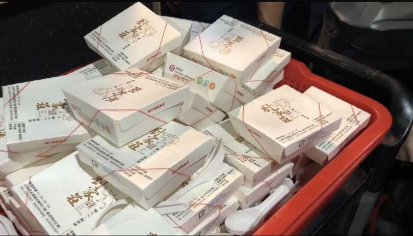 黃仁勳請現場民眾吃牛肉肉燥飯。（圖／中國時報曹婷婷攝）