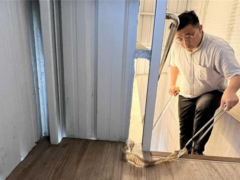 宜蘭囝仔活動企劃有限公司今(17日)早出現驚悚場面,負責人蘇宏明走上二樓樓梯時,竟在角落發現一條至少160公分長、還帶點濕潤光澤的巨大蛇皮。(圖/宜蘭囝仔活動企劃有限公司提供)