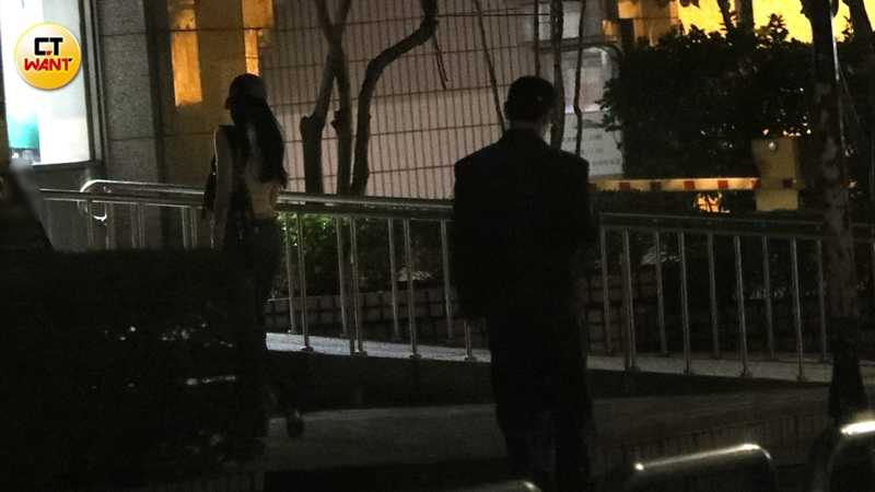 ØZI與女友一前一後返回住處。（圖／本刊攝影組）