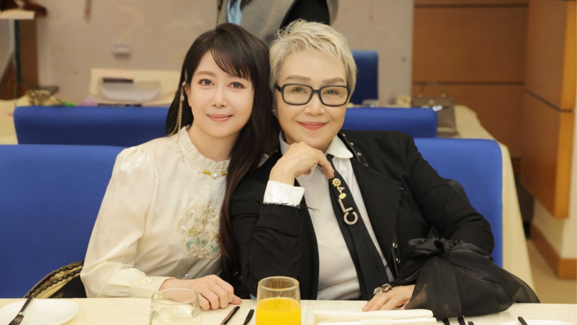 孟庭葦與上屆得主楊惠珊合照。（圖／麥帕思文化傳媒提供）