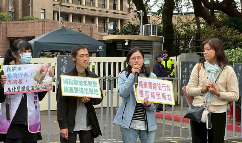 不少國有地租戶農友被片面終止租約而無著受惠「公地放領」,無奈之下北上行政院抗議。(圖/翻攝自監督施政聯盟媒體群組)