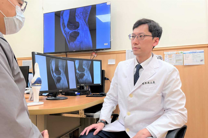 周立展主任提醒,膝蓋疼痛不要拖延,要找出病灶以免得不償失。(圖/台中慈濟醫院提供)