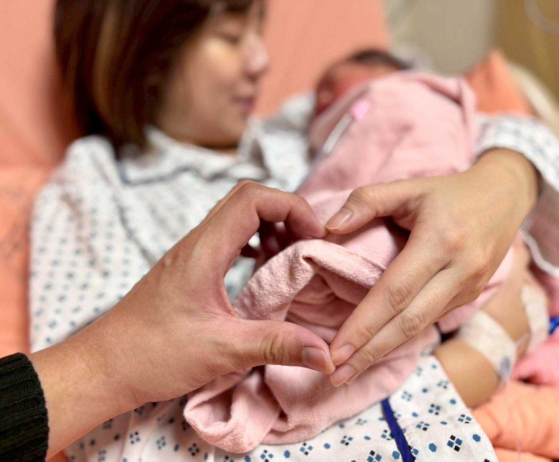 民眾黨台北市議員「學姐」黃瀞瑩(左)宣布喜迎新生命,並在社群平台曬出一家三口幸福合照。(圖/黃瀞瑩FB)