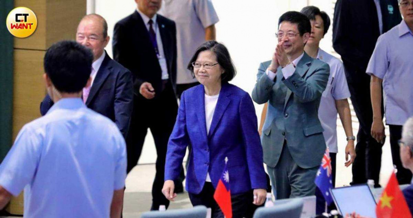 前總統蔡英文（中）頻頻以「想想論壇」形式針對不少政策話題拋出意見。（圖／周志龍攝）