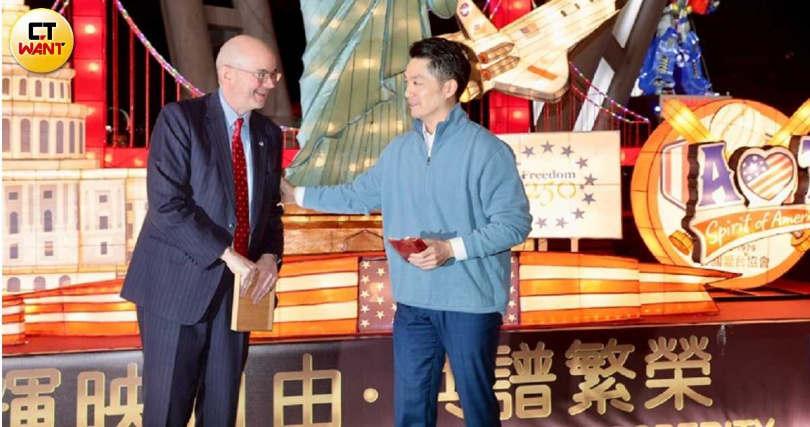 六都其他縣市都暫時不跟進台北市長蔣萬安（右）喊出「育兒減工時」政策。（圖／黃耀徵攝）