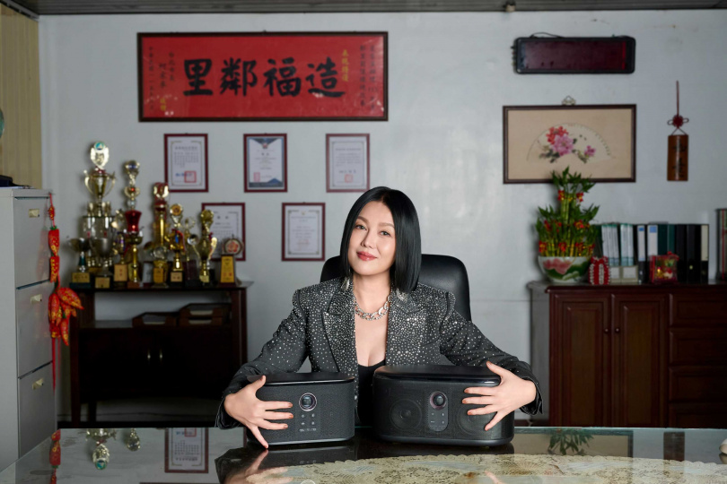 苗可麗在廣告中化身最熱心的里長伯。(圖/品牌提供)