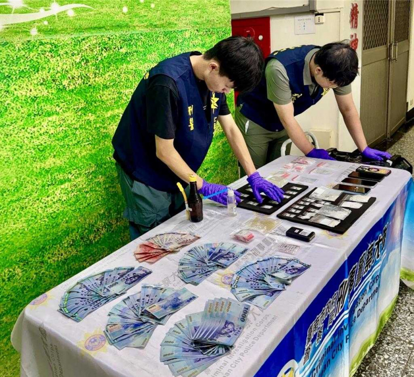 警方攻堅破獲AI毒窟,起獲市價20萬元的安非他命以及11萬餘元贓款。(圖/警方提供)