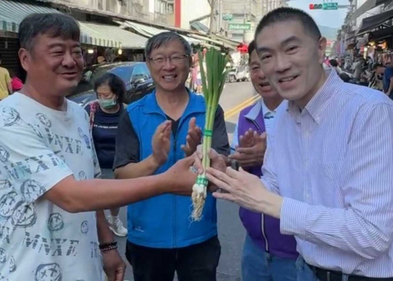 謝國樑訪七堵南興市場人氣旺,民眾熱情邀合影送「凍蒜」祝福。(圖片提供/基隆市政府)