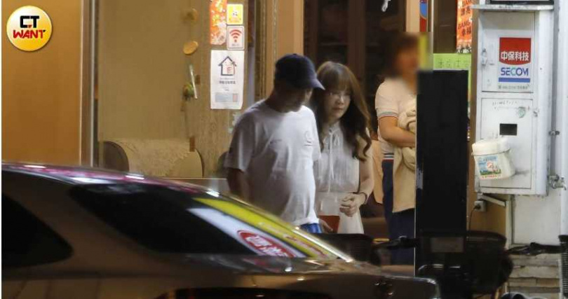 本刊直擊華視主播陳雅琳和緋聞男友廖裕輝一同現身養生館按摩。(圖/本刊攝影組)