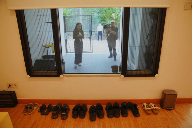 印尼芝比儂監獄遭查出「豪華牢房」,房內竟配有冷氣、大螢幕電視、冰箱及沙發等設備。