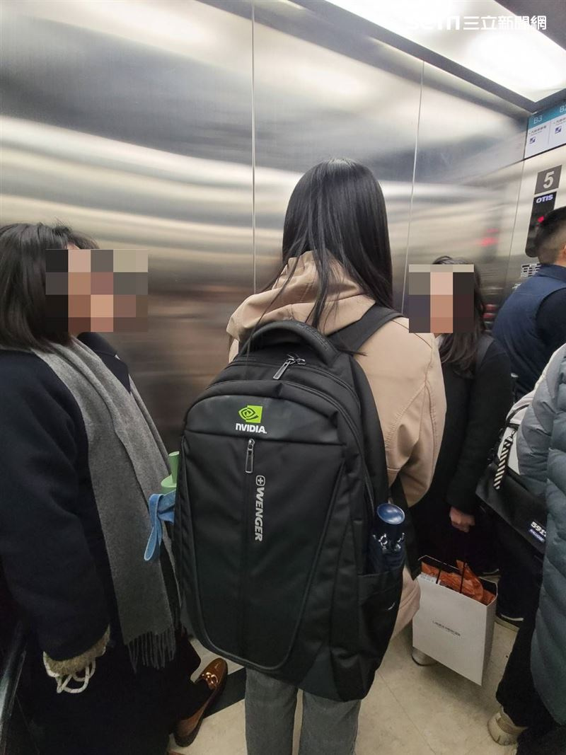 記者直擊輝達女性員工揹背包入場，黃仁勳今受訪時特別感謝這位女性科技人才的努力與貢獻。（圖／記者李宜樺攝影）