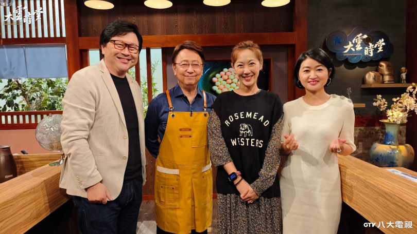 《大雲時堂》主持人李四端(左2)和來賓Gigi(右2)、眼科醫師黃宥嘉(右1)、兒童職能治療師張旭鎧(左1)。(圖/八大電視提供)