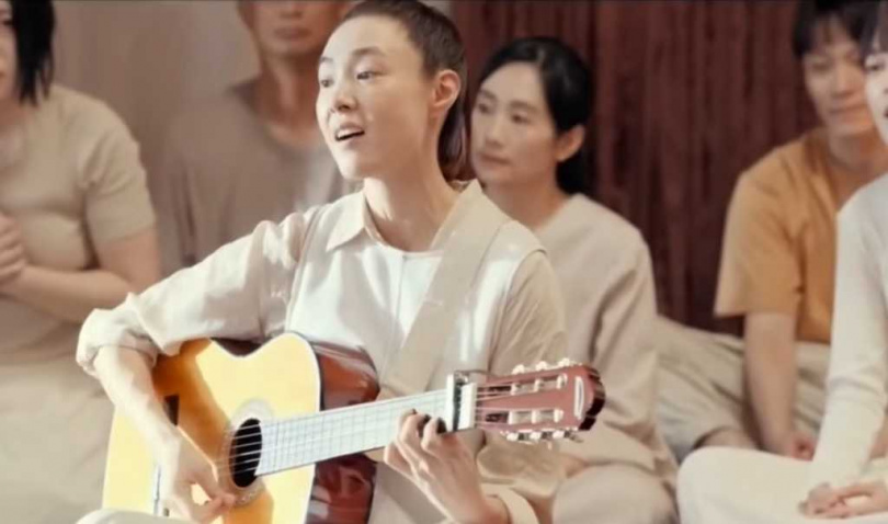曾珮瑜在《周處除三害》彈吉他唱淨化歌曲的畫面非常經典。（圖／翻攝自YT）