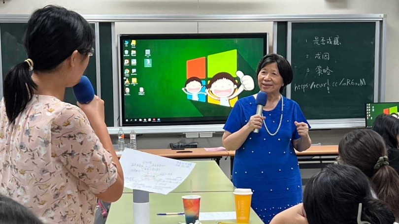 亞洲大學柯慧貞長期研究網路成癮問題，她指出，過度使用手機將影響學生認知神經功能，減弱其專注力，降低學習成效。（圖／翻攝自柯慧貞臉書）