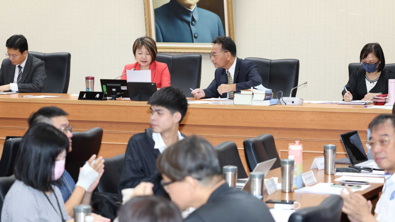 學生手機成癮問題愈來愈受到重視，世界各國都在研議解方。立法院教育及文化委員會召委范雲（後排左二）去年10月召開「過曝世代、手機成癮與校園學習」公聽會，研議家庭教育等配套措施。（圖／報系資料照）