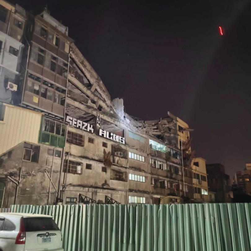 該大樓5、6樓突塌陷，所幸未住人，沒造成人員傷亡。（圖／清水小鎮臉書）