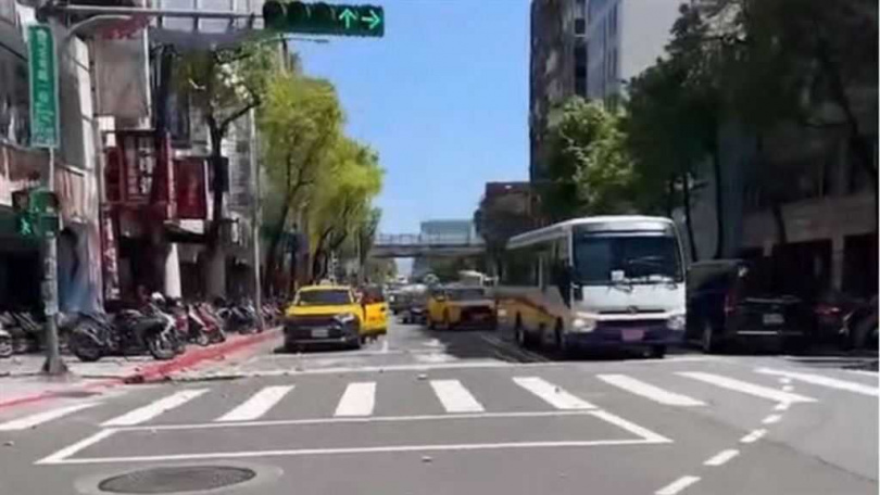 磁磚砸中車上的一對母女。（圖／翻攝畫面）