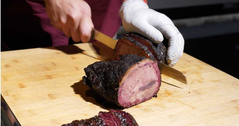 在台中洲際棒球場限定肉盤中，還提供將難咬筋膜轉為膠質的「煙燻牛板腱」，於切面可見一圈經長時間煙燻而成的「煙燻環」。（圖／魏妤靜攝）