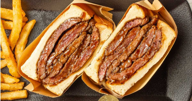 現點現做、煎至五分熟的「波麗路超厚牛排三明治」，即日起於每天14：30～17：00限定推出。（580元，圖／波麗路提供）