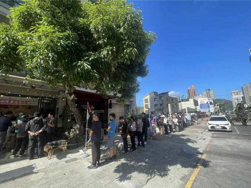 高雄飯糰店的生意火熱，排隊人潮一路從店內排到約50公尺外的十字路口。（圖／報系資料照）