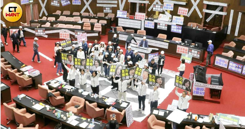 本屆立法委員就任以來,朝野嚴重對立,多次發生肢體衝突,也經常透過抗議而癱瘓議事。 (圖/周志龍攝)
