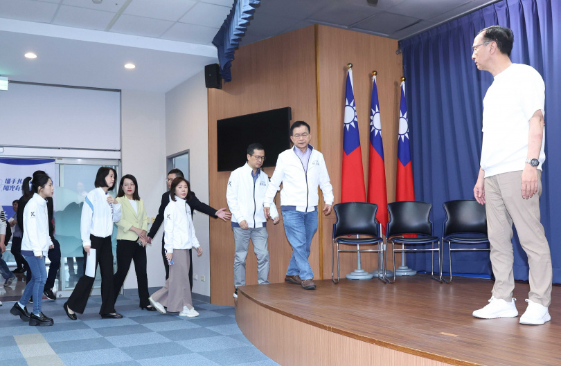 檢調偵辦罷免死亡連署案前往國民黨台北市黨部擴大搜索,國民黨主席朱立倫(前右)隨後帶領立委賴士葆(後右起)、羅智強、李彥秀等立委舉行緊急記者會,激動高喊「為台灣戰獨裁、為正義站出來」。(圖/報系資料照)