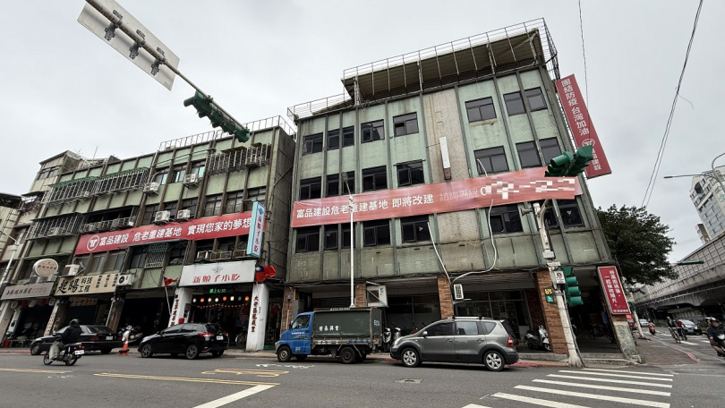 富品建設排除不同意戶後,將原本1200坪的都更街廓拆成A、B兩基地。(圖/東森財經新聞張琬聆攝)