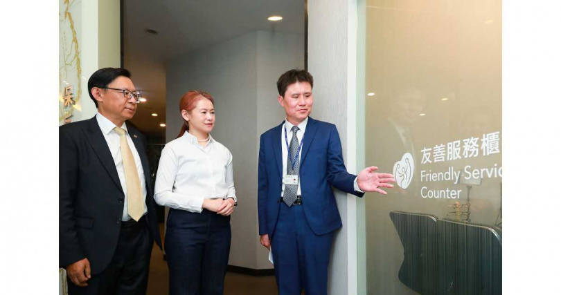 全球人壽各分公司皆設有友善服務專屬櫃檯，嘉惠任何有需要的客戶。圖中為全球人壽董事長林文惠、左為全球人壽總經理馬君碩（圖／全球人壽提供）。