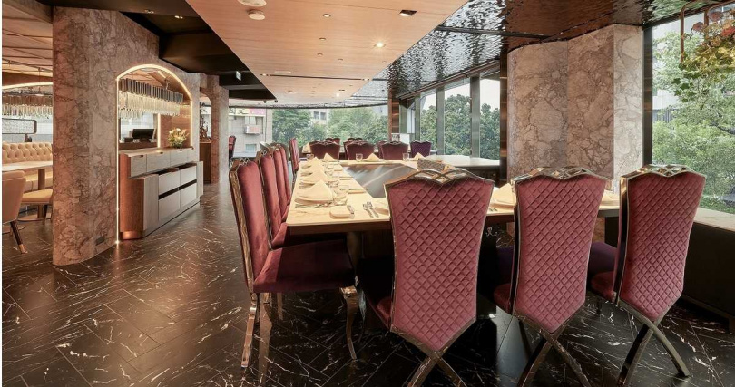 墨賞新鐵板料理古亭店引入法式宮廷美學元素，並規劃環繞窗景的鐵板燒吧檯設計。（圖／墨賞新鐵板料理提供）