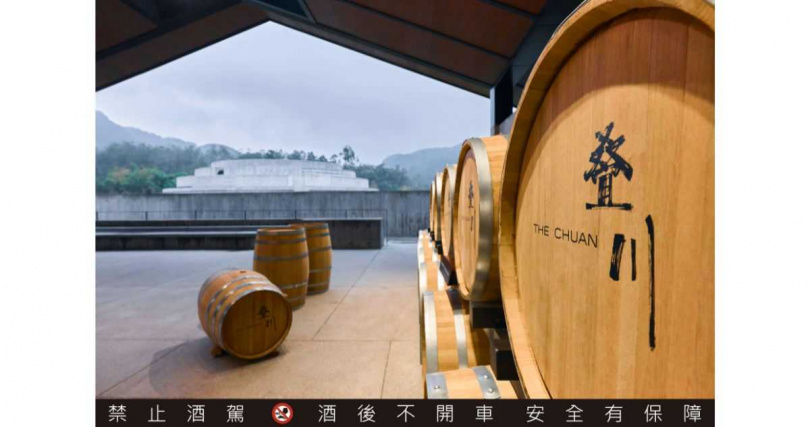 「疊川純麥威士忌」選用藏家熟知的珍稀歐洲Oloroso雪莉桶與美國波本桶外，更獨有的單嶺蒙古櫟橡木桶，首創三大洲橡木桶繁複勾兌工藝，也讓整體的風味表現更加獨樹一格。（圖／保樂力加提供）