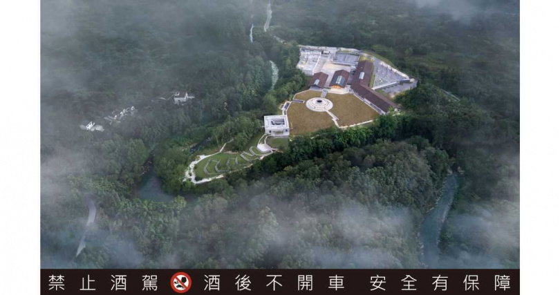 「疊川純麥威士忌」在酒廠選址上，選擇深入環繞蒼穹的無盡山巒、氣候四季分明、終年氤氳、造就快速熟成環境的峨眉山間秘境（圖／保樂力加提供）