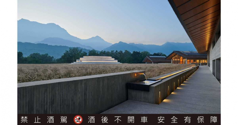 「疊川純麥威士忌」在酒廠選址上，選擇深入環繞蒼穹的無盡山巒、氣候四季分明、終年氤氳、造就快速熟成環境的峨眉山間秘境。（圖／保樂力加提供）